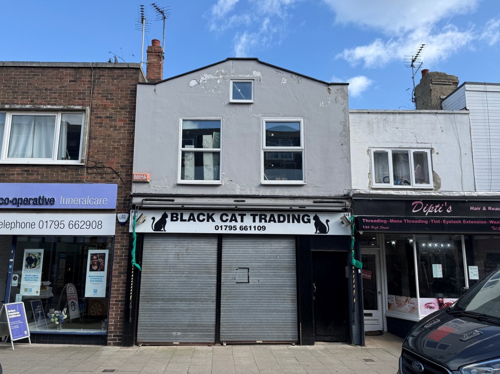 Lot: 31 - TOWN CENTRE COMMERCIAL PREMISES WITH POTENTIAL FOR ADDITIONAL TWO FLATS - Town centre property